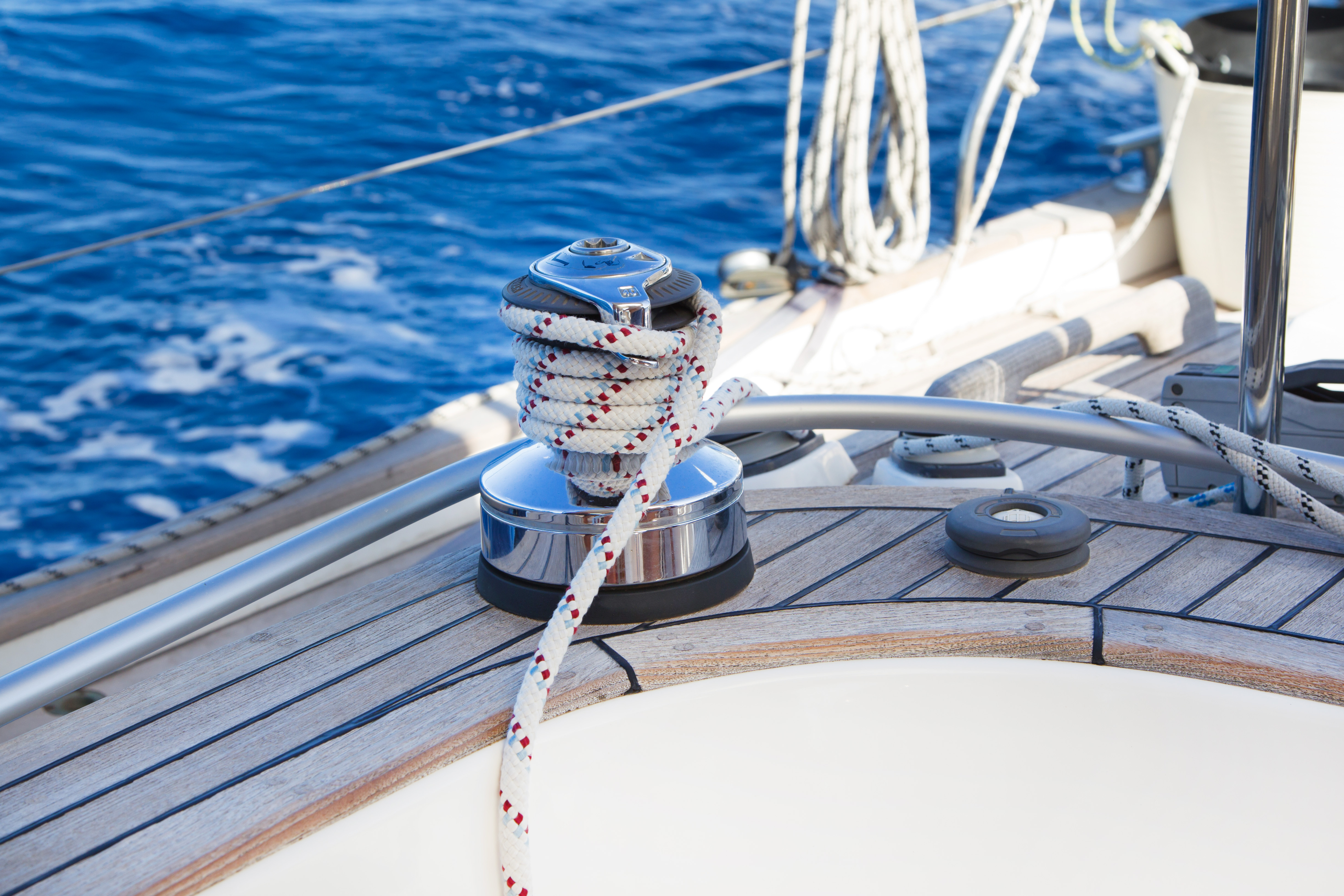 GLUETEC_Kleb-und-Dichtstoffe-fuer_die-Marine